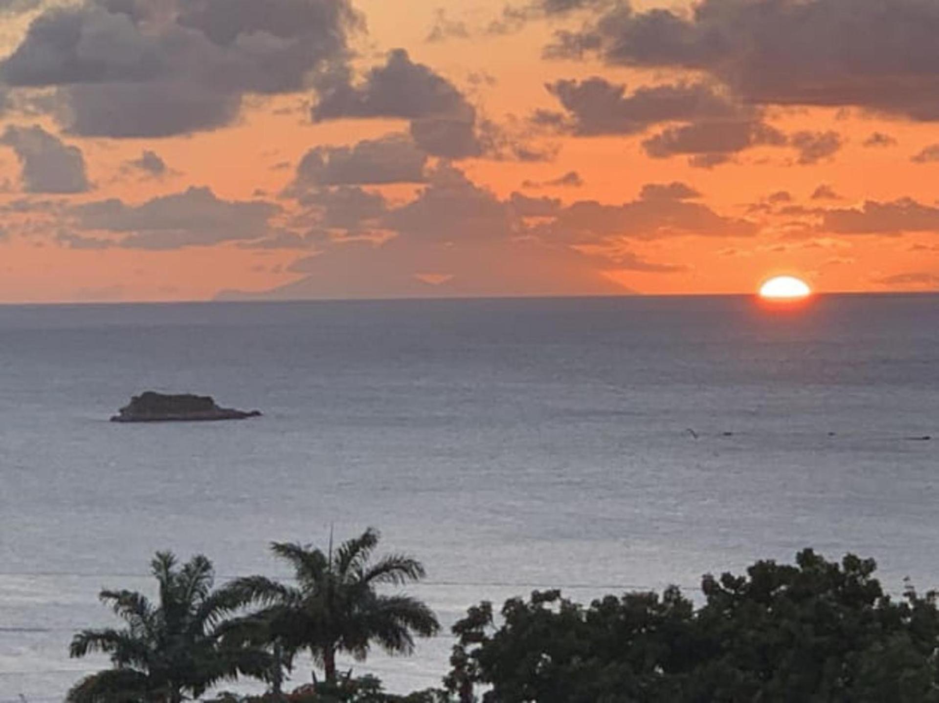Attractive 2-Bed Apartment Stunning Sea View Dickenson Bay Exteriör bild