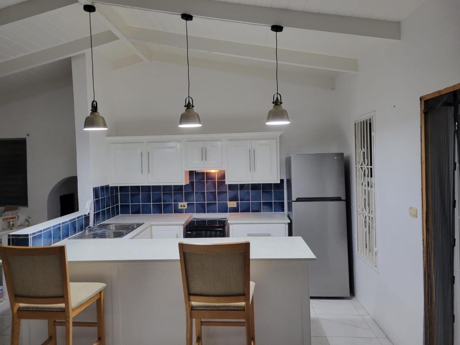 Attractive 2-Bed Apartment Stunning Sea View Dickenson Bay Exteriör bild